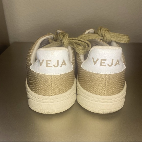 EUC/LIKE NEW VEJA V-12 VEGAN ALVEOMESH IN DUNE WHITE - SIZE 6 - Picture 13 of 16